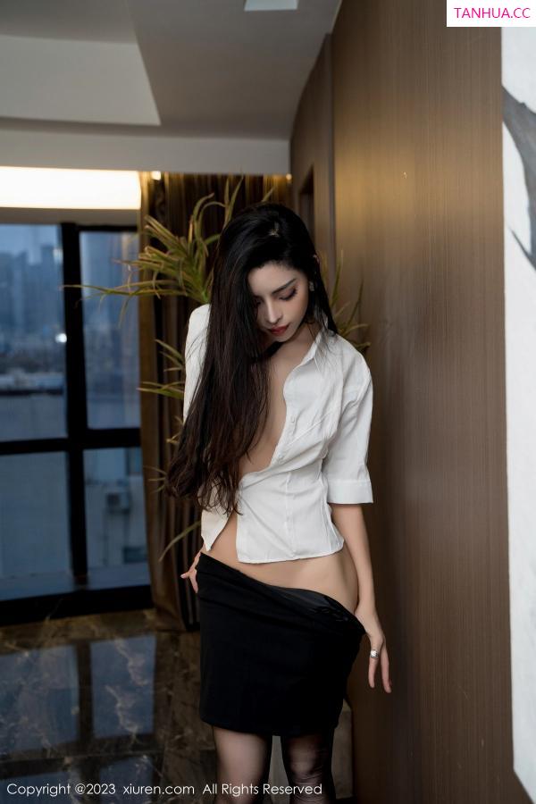   [XiuRen]高清写真图 2023.10.11 No.7489 王薇薇 短裙美腿第50张图片